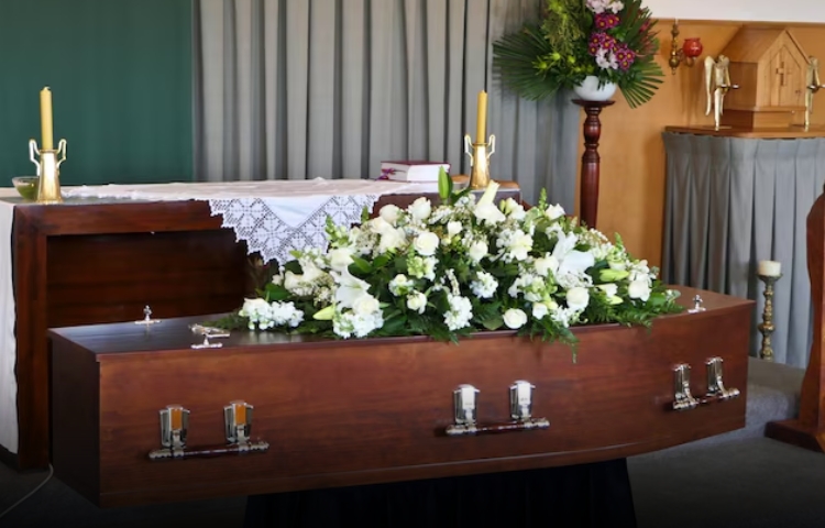 Familia abandona cuerpo de adulto mayor en funeraria de San Nicolás