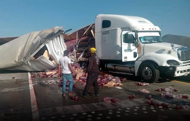 Tráiler con 26 toneladas de bebidas se vuelca en la autopista Monterrey-Saltillo