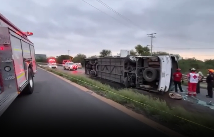 Once muertos y 21 heridos tras volcadura de autobús en Hualahuises, Nuevo León