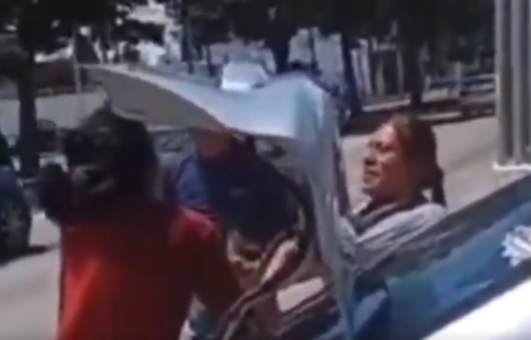 Funerarias se enfrentan a golpes por un difunto en Puebla