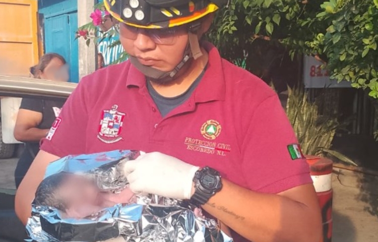 Mujer da a luz en su auto en Escobedo; recibe apoyo de rescatistas