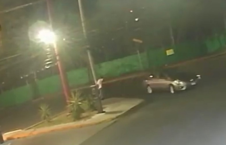 Hombre muere tras presenciar asalto en tienda de conveniencia en Monterrey