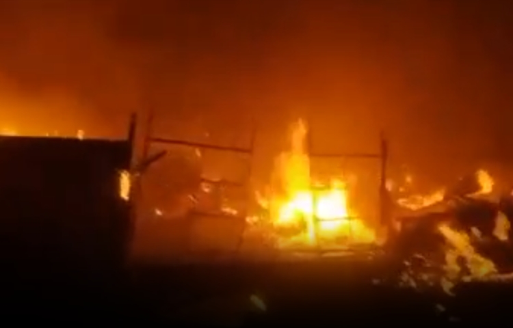 Fuego consume tejabanes en Monterrey