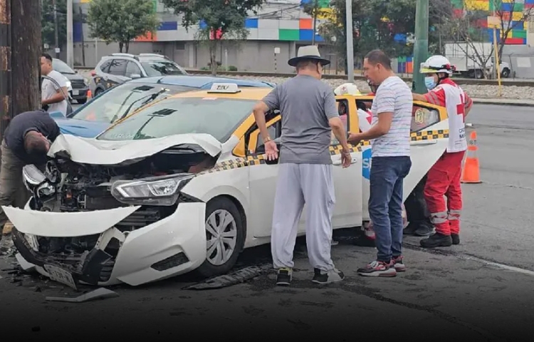 Cuatro mujeres resultan heridas en choque sobre Simón Bolívar en Monterrey