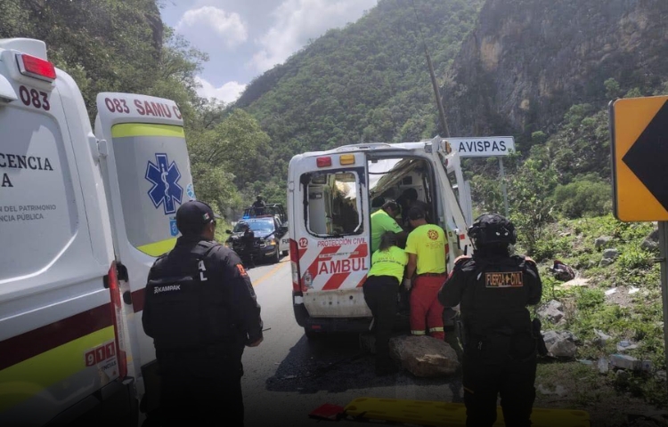 Rocas impactan ambulancia en Iturbide; paciente y familiar resultan heridos