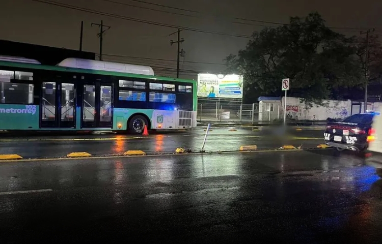 Hombre muere atropellado por unidad de Ecovía en Monterrey