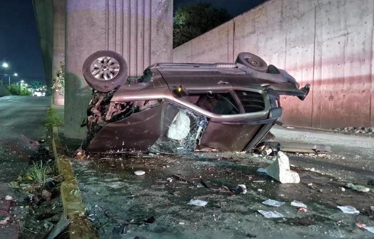 Camioneta se desploma desde paso a desnivel en Monterrey