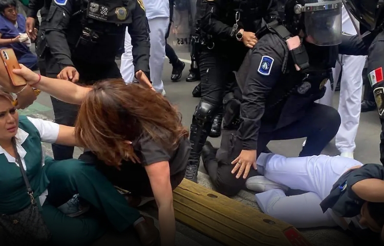Protesta por derechos laborales en el IMSS-Bienestar termina en agresiones