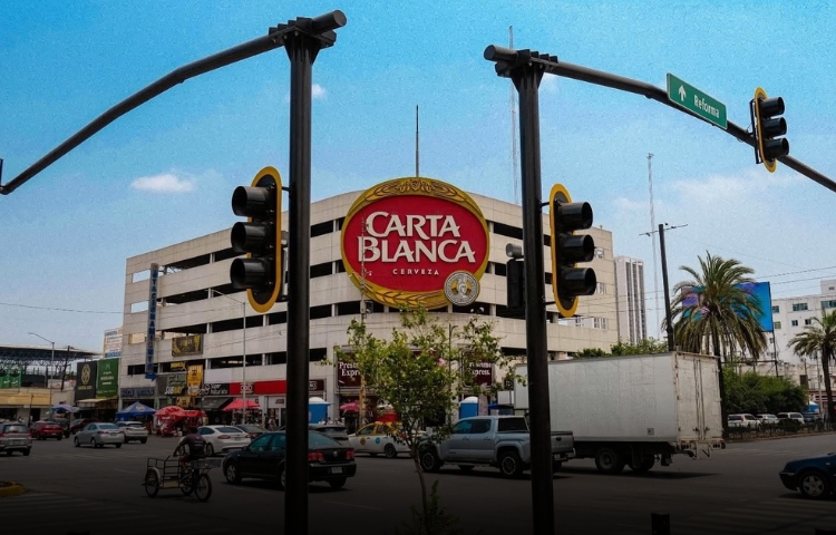 Carta Blanca se despide de su emblemático letrero en avenida Cuauhtémoc