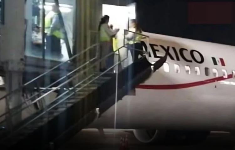 Pasajero sufre malestar y muere al aterrizar en Monterrey