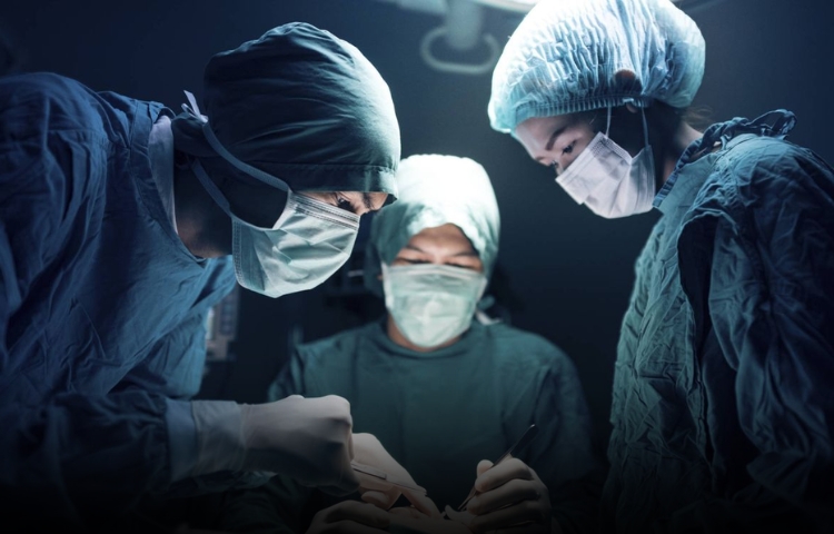 Mujer pierde pierna sana por error médico; médicos reciben libertad condicional