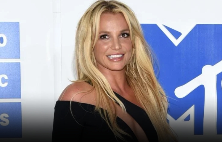 Britney Spears anuncia que adoptó a una bebé