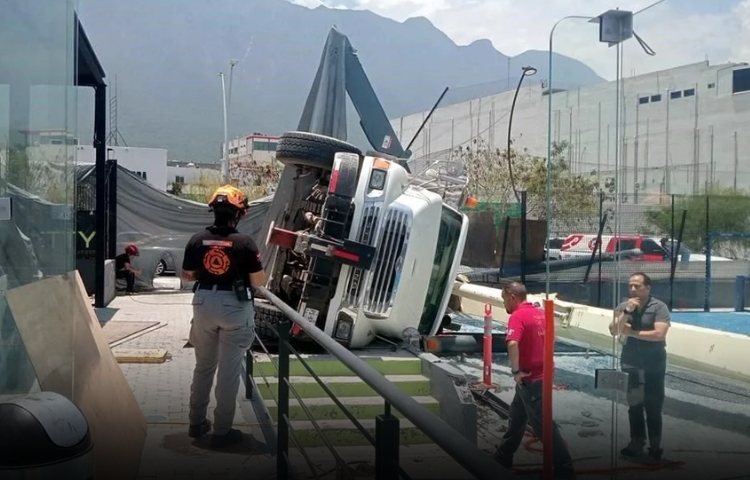 Vuelca grúa en cancha de pádel en zona norponiente de Monterrey