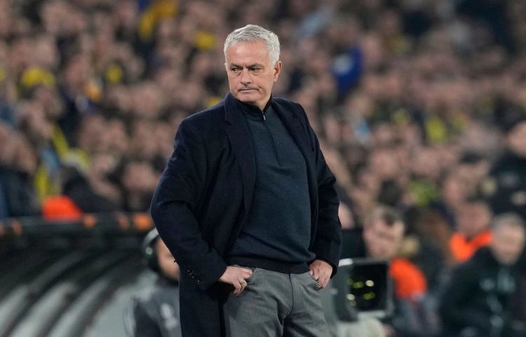 Mourinho se queda sin trabajo: Fenerbahce lo despide tras fracaso en Champions