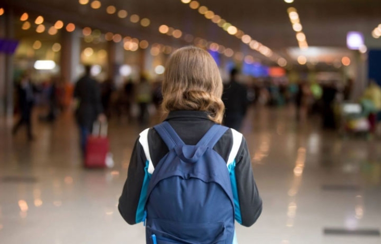 Padres abandonan a su hijo de 10 años en aeropuerto para no perder vuelo