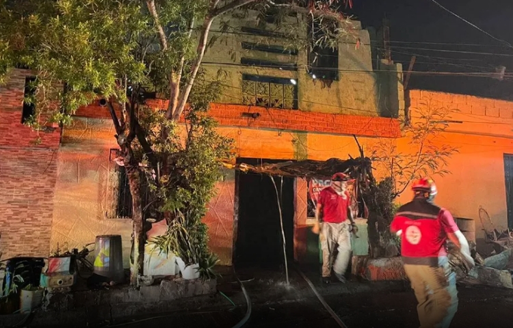 Adulto mayor sobrevive a incendio en su vivienda en Monterrey