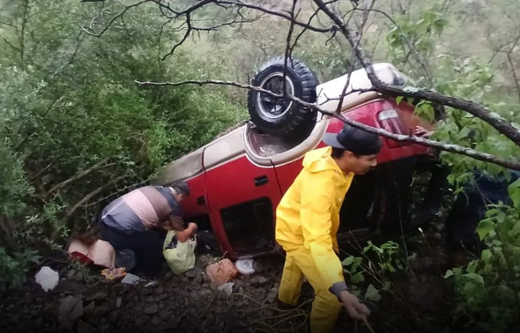 Volcadura de camioneta en Iturbide deja cinco personas lesionadas