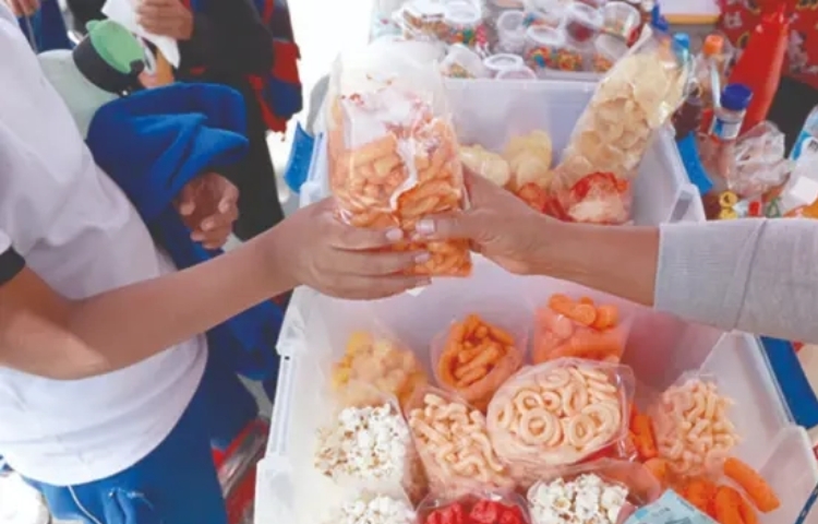 Padres mexicanos apoyan prohibición de comida chatarra en escuelas