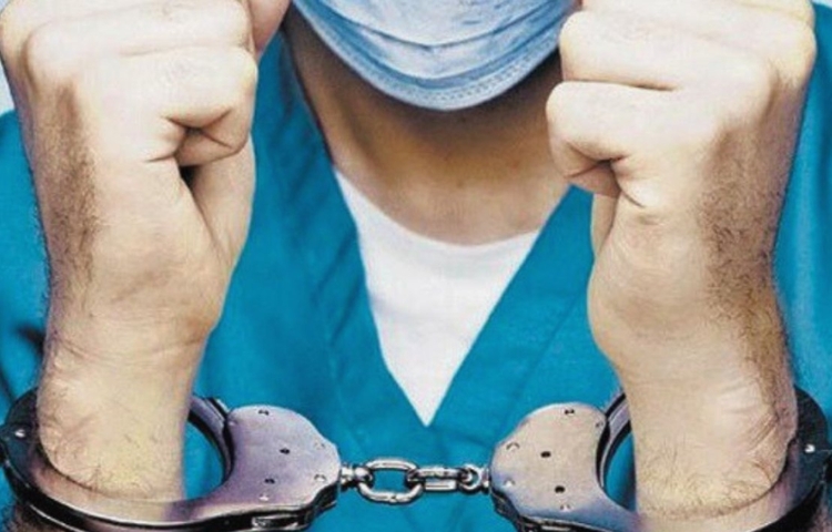 Exmédico británico condenado por fraude tras amputarse las piernas con hielo seco