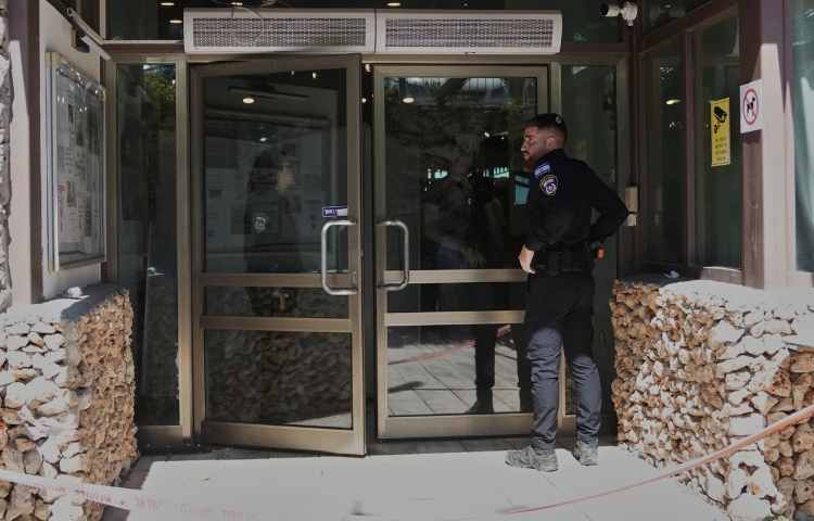 Empleado palestino apuñala a dos huéspedes en hotel cerca de Jerusalén