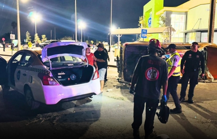 Camioneta vuelca y aplasta a un taxi en Escobedo