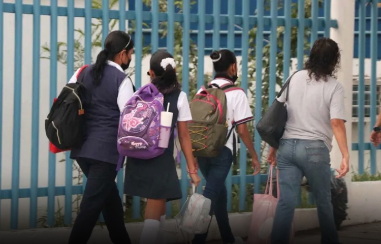 Entre tráfico y emoción, más de un millón de alumnos regresan a clases en Nuevo León
