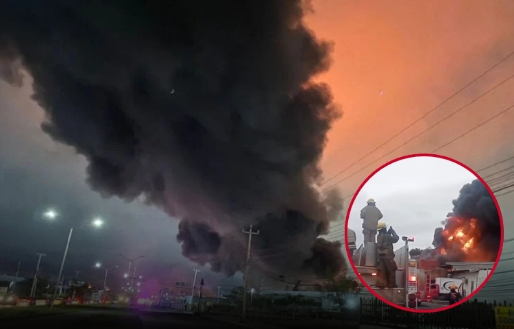Incendio en fábrica de aceites en Apodaca moviliza a múltiples cuerpos de auxilio