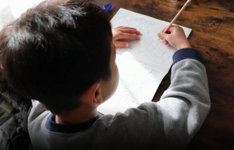 Niño de 11 años es hospitalizado por pasarse 14 horas haciendo tarea