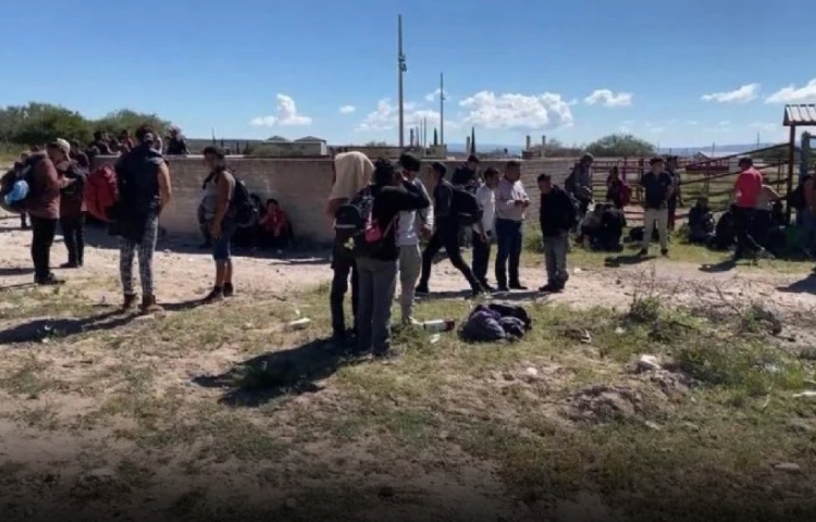 Abandonan a más de 100 migrantes en tráiler en Durango