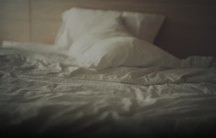 Bebé de dos meses pierde la vida al quedar entre sus papás mientras dormían