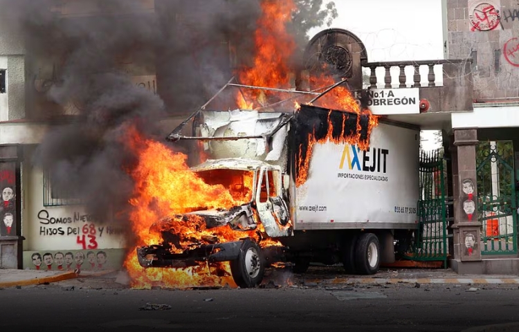 Protesta por Ayotzinapa termina con camión quemado en CDMX