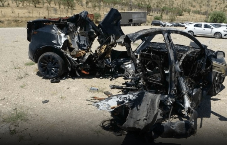 Tesla en llamas: puertas electrónicas impidieron rescate de víctimas