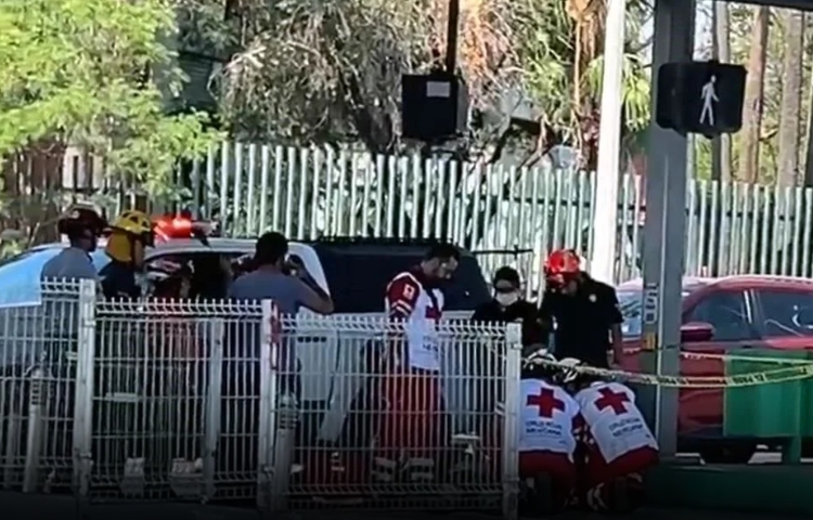 Hombre pierde la vida rumbo al IMSS en Monterrey