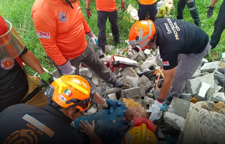 Derrumbe de casa abandonada deja a indigente atrapado en Guadalupe