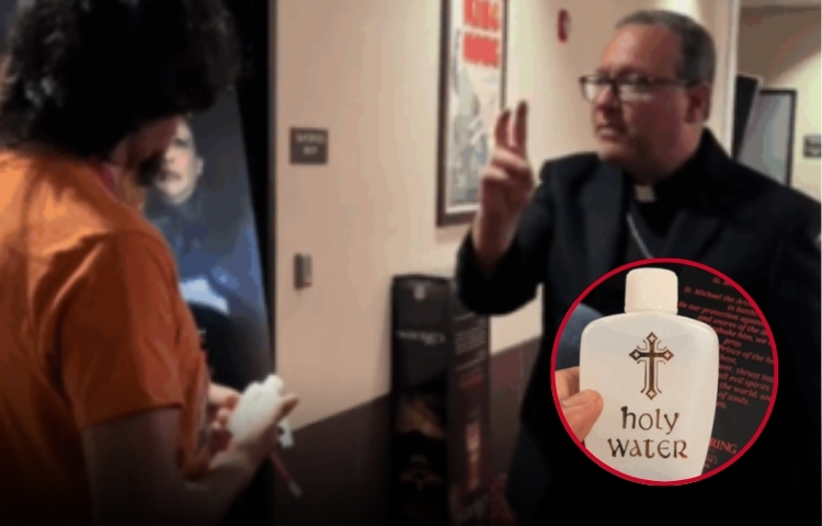 Sacerdote reparte agua bendita en premier de El Conjuro 4 en Texas