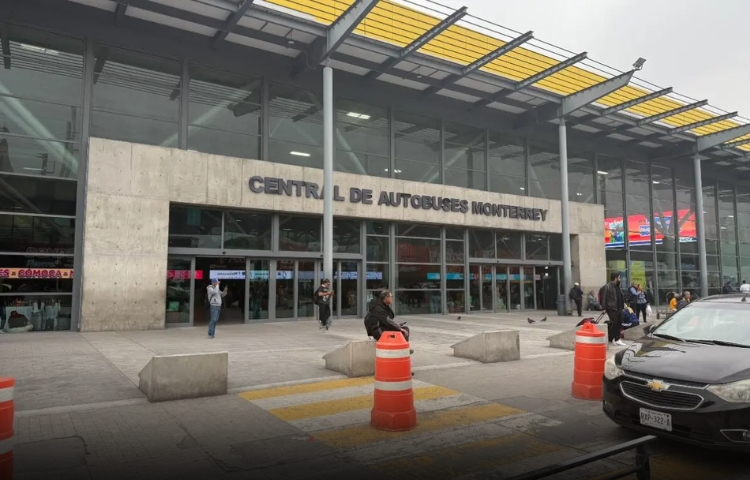 Muere hombre de Veracruz en la terminal de autobuses de Monterrey; viajaba por atención médica