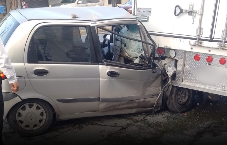 Mujer resulta lesionada tras impactar su auto contra un camión en Monterrey