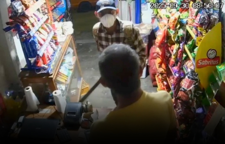 Atacan con machete a adulto mayor en su tienda de abarrotes