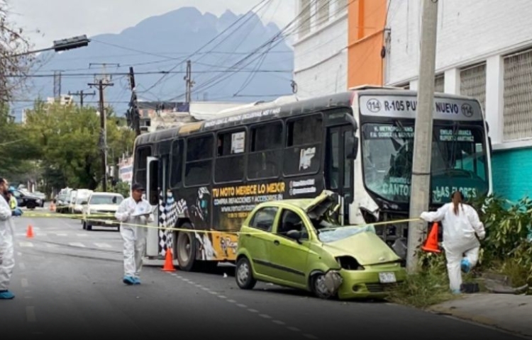 Fallece mujer tras choque entre auto y camión urbano en Monterrey
