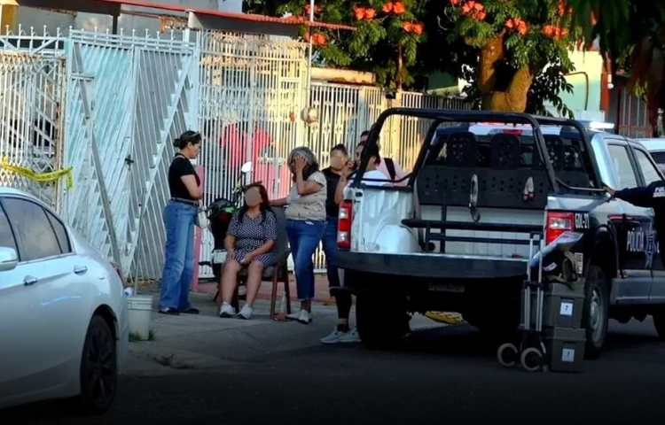 Madre encuentra muertos a su hijo y a una joven desconocida al volver de viaje