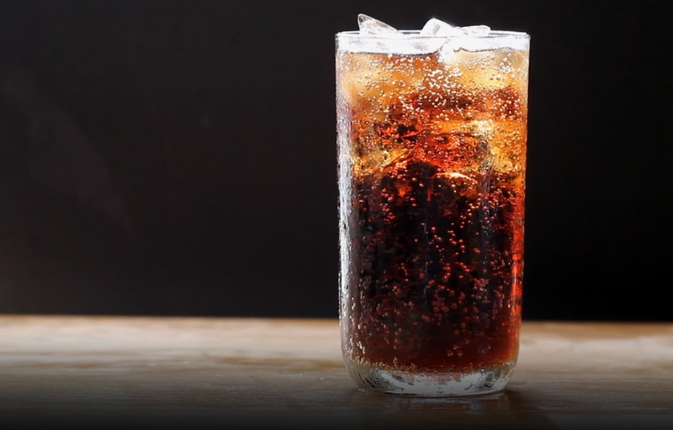 Gobierno y Coca-Cola acuerdan reducir azúcar en refrescos en México