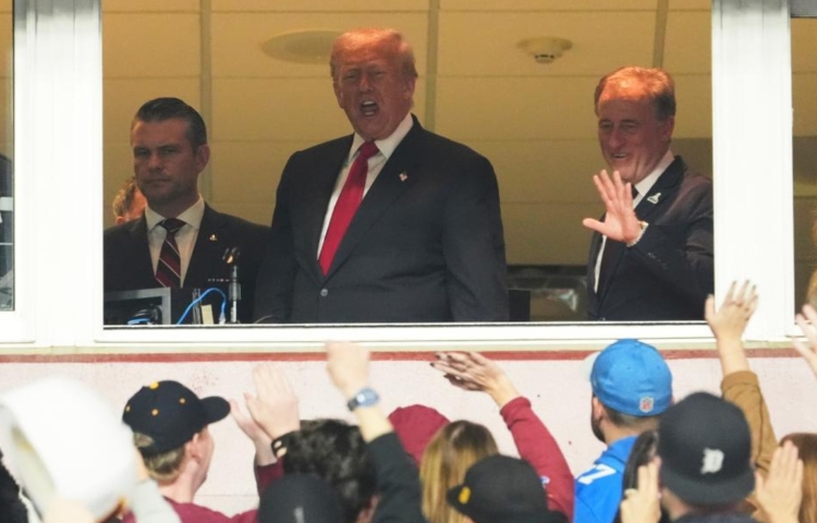 Trump causa revuelo en la NFL: abucheos, polémica y planes de estadio con su nombre