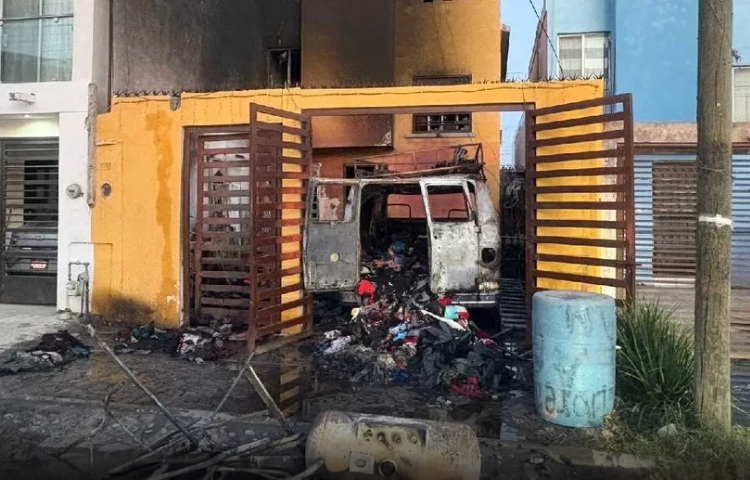 Incendio en Monterrey despierta a familia y causa daños en su casa