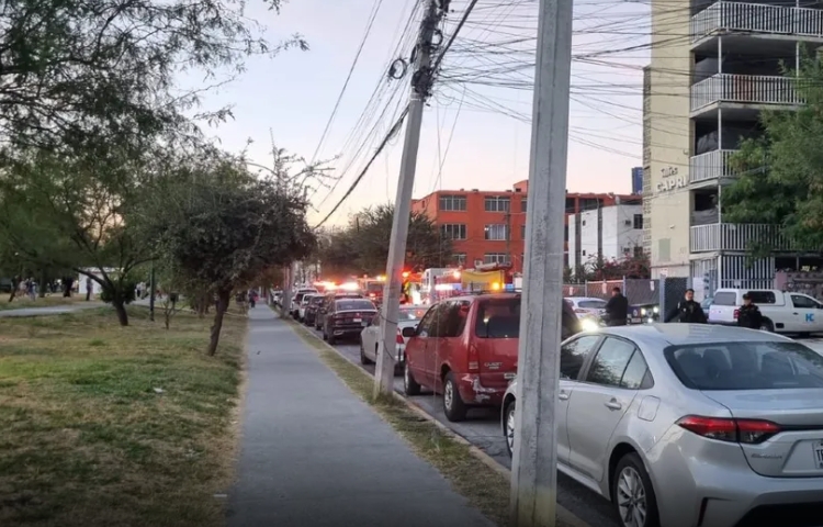Evacuan a 75 personastras explosión de boiler en edificio de Monterrey