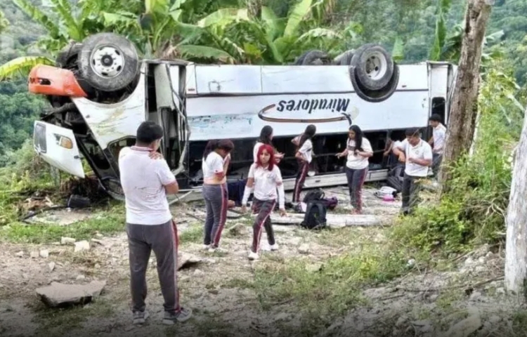 Autobús con estudiantes vuelca en Veracruz; reportan tres muertos y 20 heridos