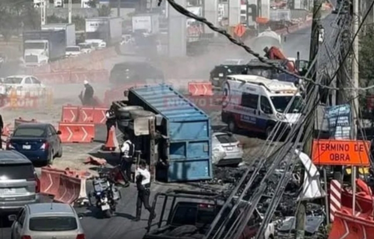 Camión vuelca en Miguel Alemán y su carga queda regada en la avenida