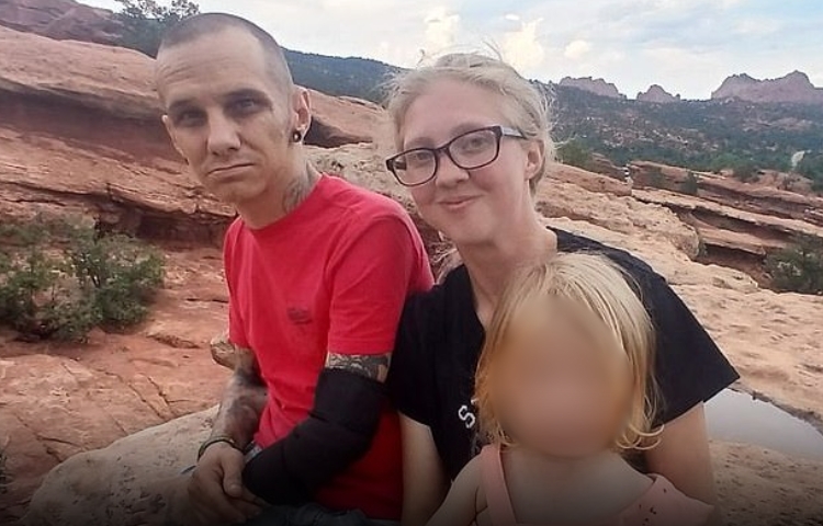Padres enfrentan cargos tras muerte de su hija a manos de un pitbull