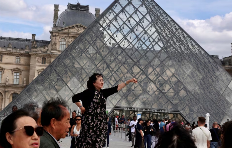 Caos en el Louvre: una fuga de agua inunda el museo y daña cientos de obras