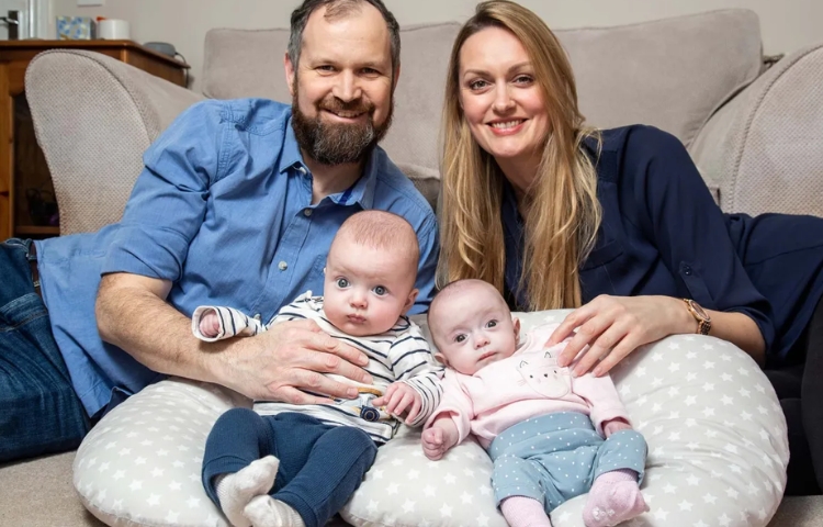 Mujer da a luz a dos bebés concebidos con semanas de diferencia