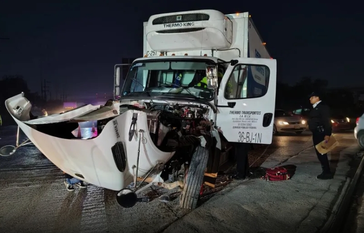 Impacta tren a camión de carga en Escobedo; conductor sobrevive con lesiones